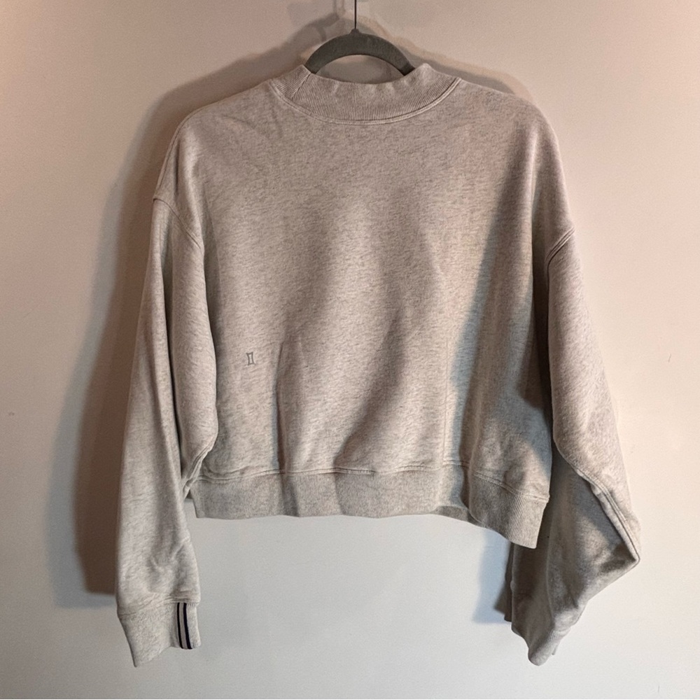 KIT and ACE Sz M Light Heather Gray Sweatshirt Striped Cuffs Zipper Pockets Crew - Picture 2 of 10